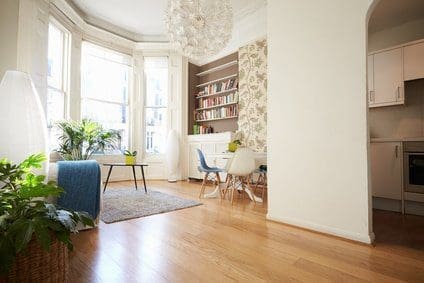 Schäden am Holzboden, Fliesenboden oder Teppich